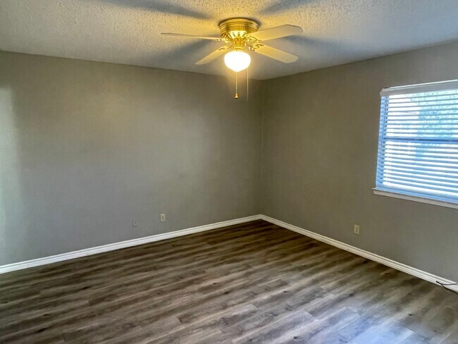 Foto del edificio - 822 E Riverside Ave