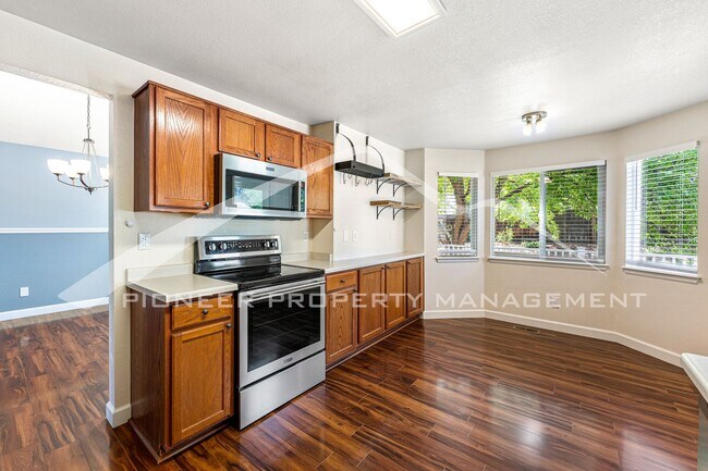 Foto del edificio - Single Family Home with 2 Car Garage and C...