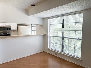 Building Photo - 16301 Ledgemont Ln