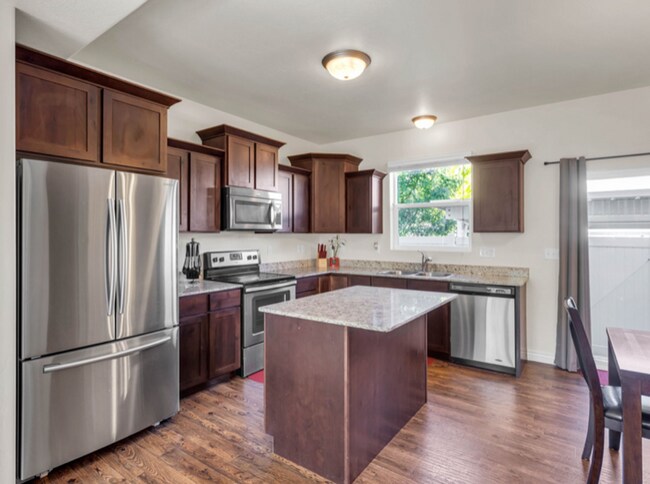 Foto del edificio - 4 Bed/2.5 Bathroom home in Woods Cross