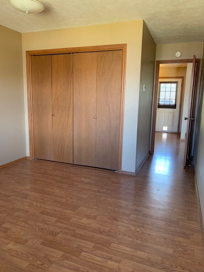 Building Photo - 2 Bedroom 2 Bathroom Condo Close to Campus!