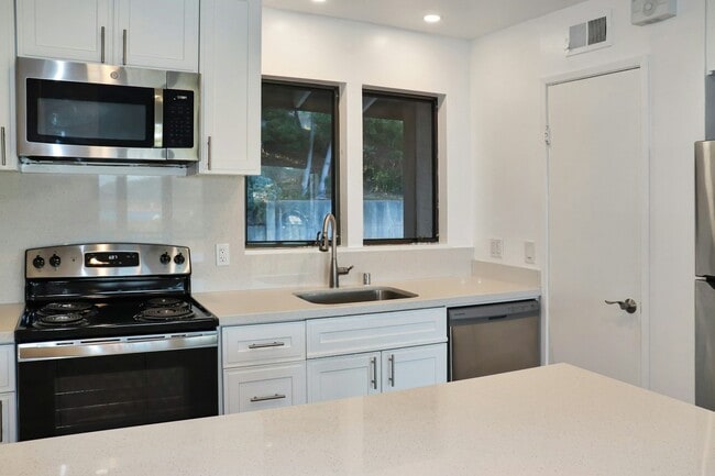 Building Photo - 30 Harbor Oak Dr