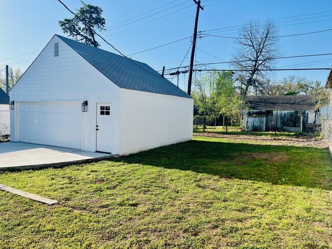 Building Photo - 1732 W 40th St
