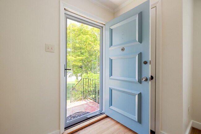 Building Photo - Beautiful 2 Bedroom Corner Lot of Park Ave! ***Available Late June 2026***