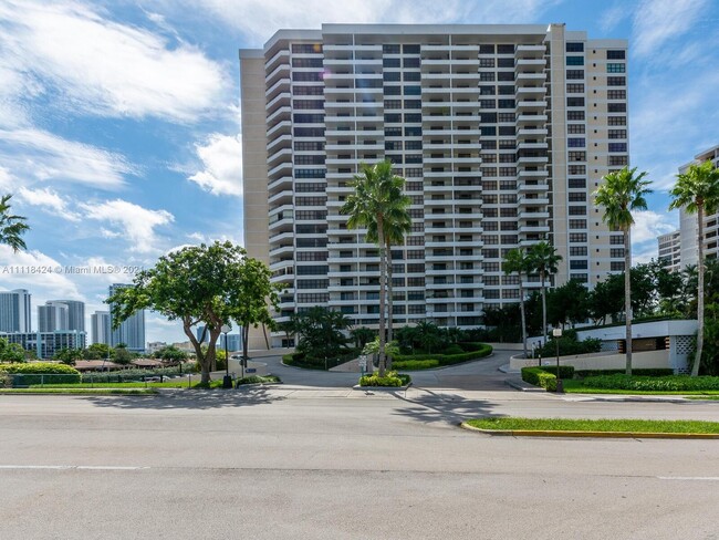 Building Photo - 2500 Parkview Dr