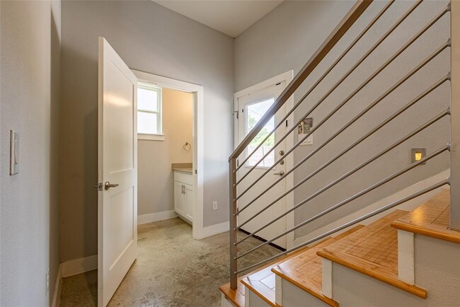 Building Photo - 1003 Valdez St
