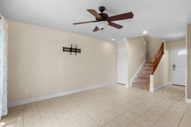Building Photo - Stunning Townhouse in the Heart of Destin!