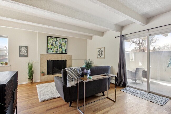 Foto del edificio - Amazing two bed with a pool in a perfect location ( move in special )