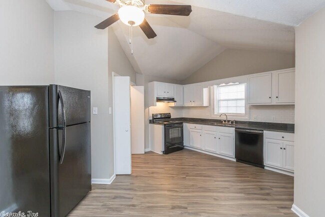 Foto del edificio - 8815 Woodbine Dr