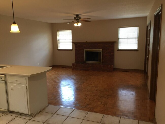 Building Photo - Beautiful 3 Bed 2 Bath 2 Car Garage