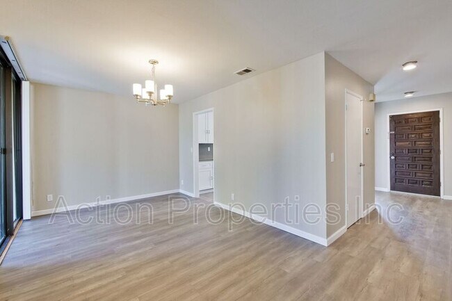 Building Photo - 4031 Villa Vista