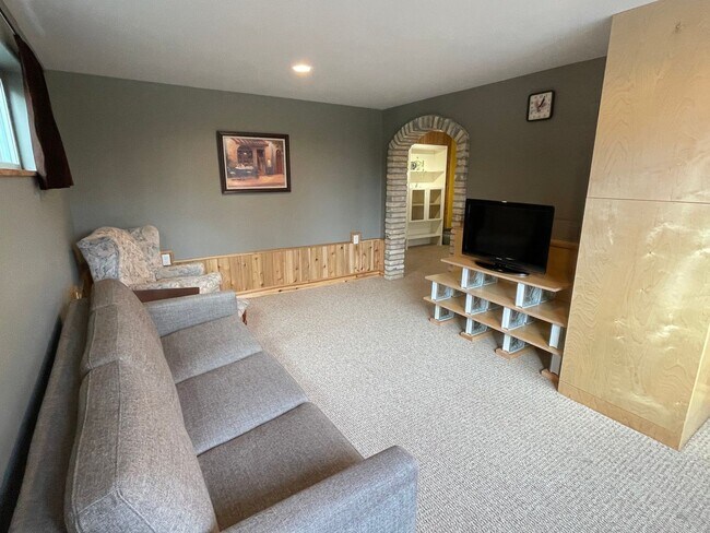 Building Photo - Lovely Furnished Honeymoon Bay Apartment!