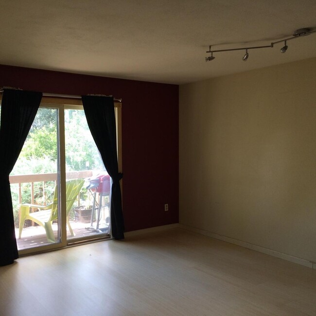 Building Photo - 1 Bedroom 1 Bath with Garage
