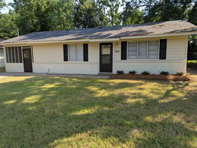 Building Photo - 1615 Dawnview Ln
