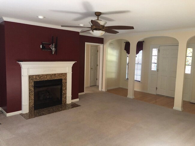 Building Photo - Amazing Home on 1 Acre close to everything