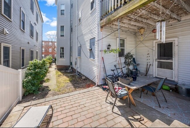 Building Photo - 866 E 5th St