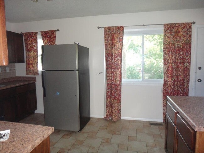 Foto del edificio - Great 3 bedroom with full basement!