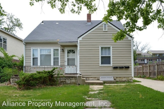Building Photo - 905 Bluemont Ave