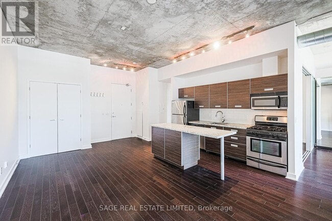 Building Photo - 60 Bathurst St