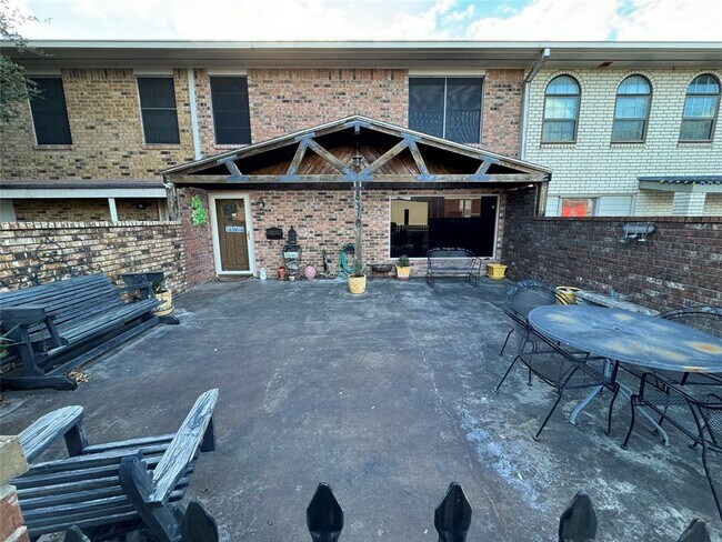 Building Photo - 310 E Calhoun St