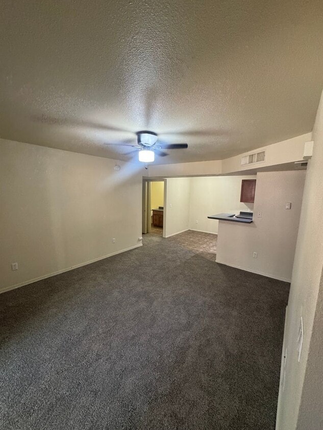 Foto principal - 2-Bed Condo in The Arbors | $500 Move-In S...