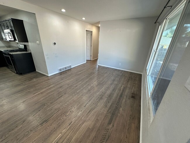 Building Photo - Charming 4 bed 2 Bath home