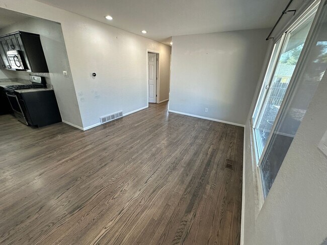 Foto del edificio - Charming 4 bed 2 Bath home