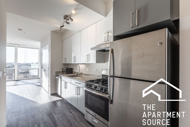 Building Photo - 2340 N California Ave