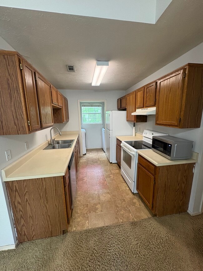 Building Photo - 2041 Wood Tree Ct