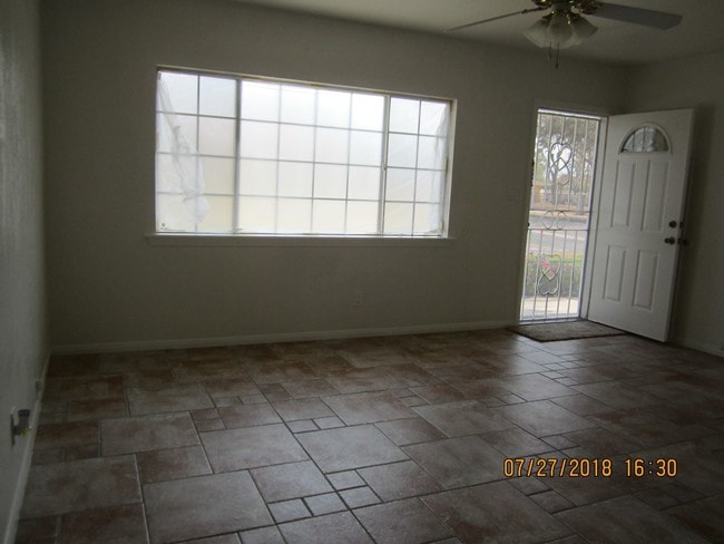 Building Photo - 2 br, 1 bath Apartment - 1004 TEXAS STREET