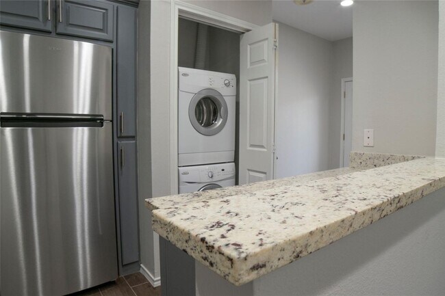 Foto del edificio - Newly Renovated Two Bedroom Condo in Oak Lawn