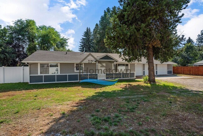 Foto del edificio - 3 Bedroom Home with Attached 3-Bay Garage ...