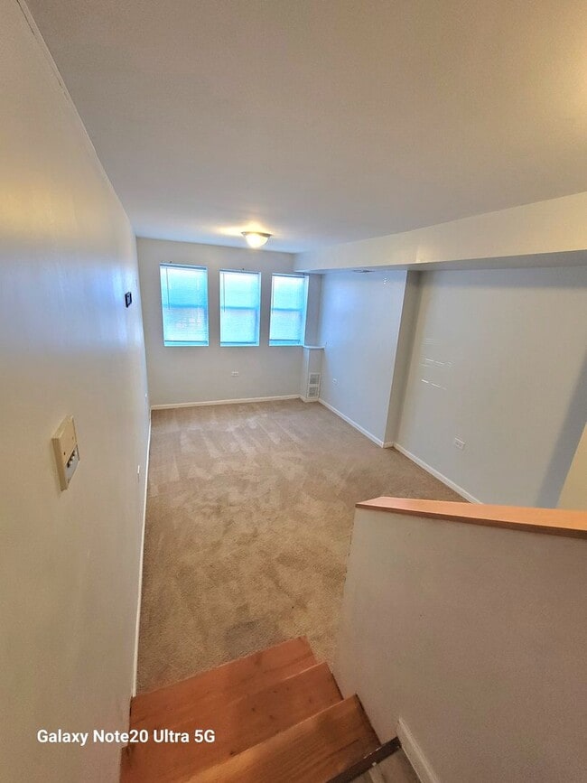 Building Photo - 1423 S Drake Ave