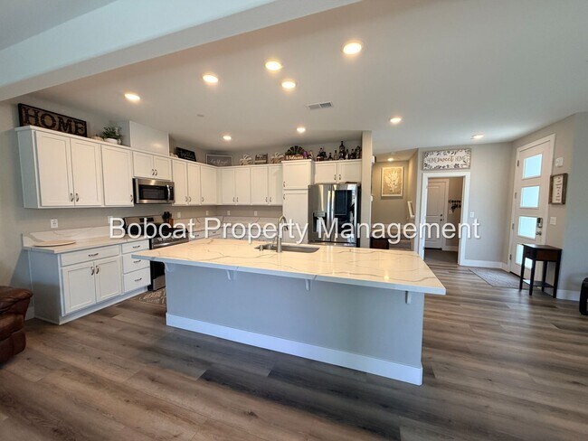 Foto del edificio - Stylish Corner Lot Townhome with No Rear Neighbors