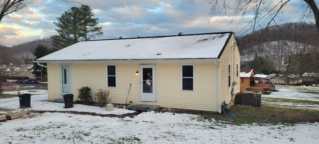 Building Photo - 3 Bedroom / 1 Bath Ranch Home  Rogersville TN