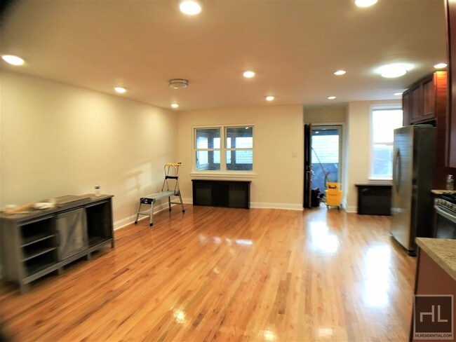 Building Photo - 647 E 85th St