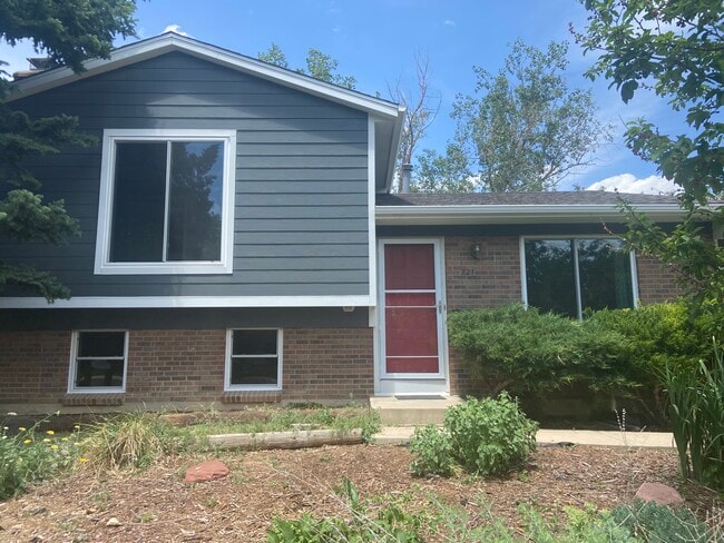 Building Photo - 221 Summit Cir