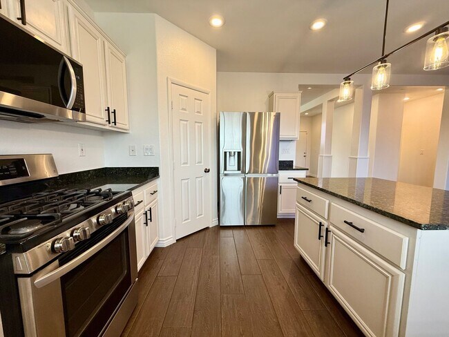 Foto del edificio - COMING SOON 5/BD 3/BA Home W/ Expansive Yard, Solar Panels, and No Rear Neighbors!