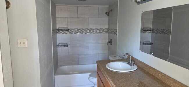Foto del edificio - 5620 Hollow Pines Dr