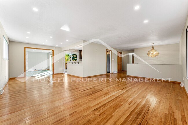 Foto del edificio - Spacious Home with Natural Light & Fenced Backyard