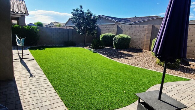 Building Photo - Like new 4-bedroom with Teen suite & Commu...