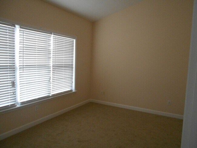 Foto del edificio - 3 bedroom, 2 bath condo in Carolina Willows