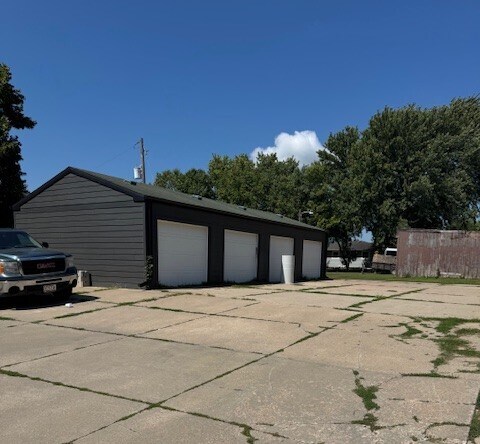 Building Photo - 350 S Poplar Ave