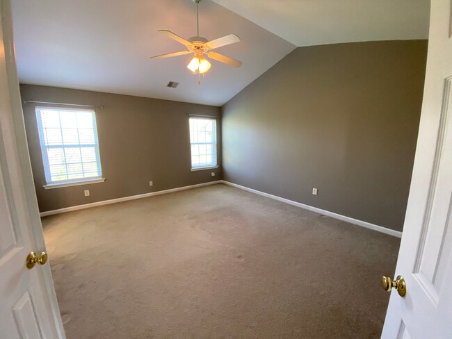 Building Photo - 3BD/2.5BA Townhome Within Walking Distance...