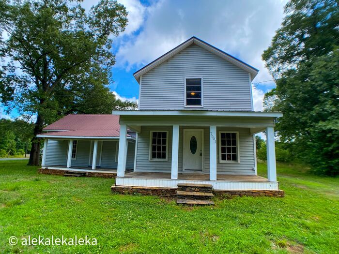 Primary Photo - Julian 4 Bedroom, 2 Bathrooms Incredible F...