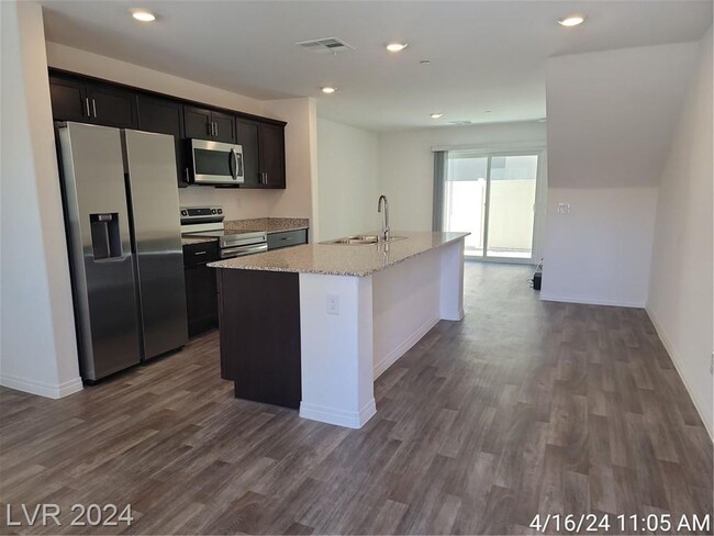Building Photo - 3 BED, 2 BATH TOWNHOME ON THE SOUTH END OF...
