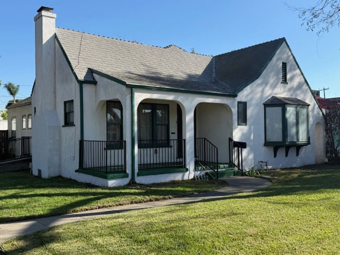 Corner lot home with Lots of Curb Appeal - Corner lot home with Lots of Curb Appeal