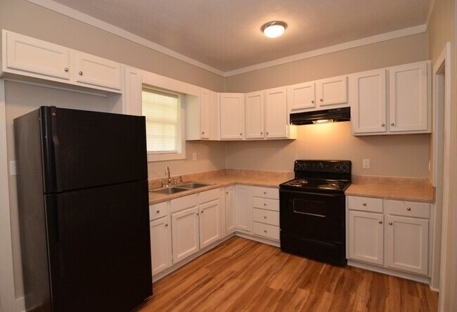 Building Photo - Updated 3 Bed/2 Bath House - SECTION 8 OK