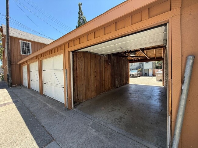 Building Photo - Updated & Spacious 1-Bedroom Apartment in Downtown Sacramento – Prime J Street Location
