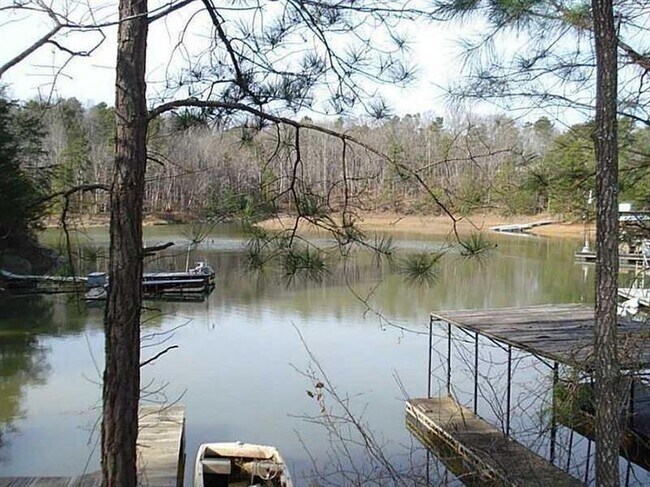 Building Photo - 5085 Balus Dr